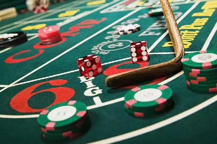Tim teknis memonitor keamanan transaksi dan melindungi pengguna dari penipuan
