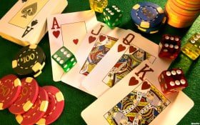 Pengguna browsing pertanyaan umum dan panduan hiburan di platform daring